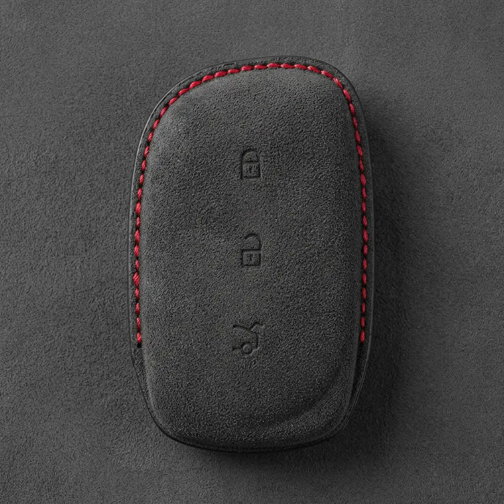 Lynk & Co - Schlüsselhülle aus handgenähtem Alcantara - Curved 3-Tasten in Dunkelanthrazit